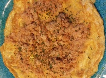 step2: 鮮酱油混合雞蛋拌好，開鍋中火，下半大匙油，下蛋呈餅狀，蛋煎至半熟下剛煎好的薄餅。蛋煎熟自然黏住薄餅，把它們一拼小心拿起。
蛋向上，餅向下放在碟上。