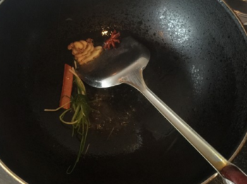 step2: 熱油鍋，放入八角、桂皮、薑片、蔥段爆香後，倒入牛腩翻炒。