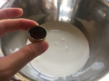 step3: 再將雲呢拿油倒入"煉奶+鮮忌廉"