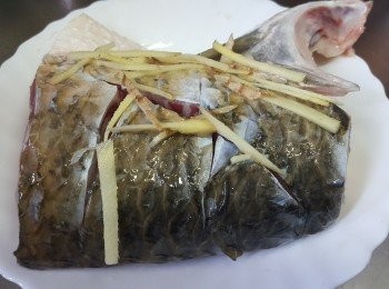 step2: 用刀在魚腩上骨切三刀【方便蒸熟】，底同面都舖上薑絲