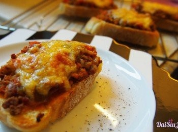 step9: 肉醬多士：
這是週末輕便午餐的推介。買一條軟法包，切塊，舖上肉醬，灑上芝士，用170度焗15分鐘即成。