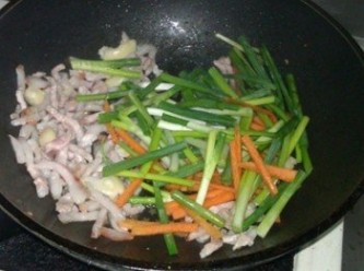 step3: 接著將紅蘿蔔與蔥段下鍋熱炒