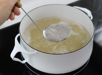 step9: 麥芽水加入糖煮沸後轉小火煮20分鐘，期間隔去浮面的泡沫。待涼後再次用篩網過濾，放到雪櫃冷凍。飲用時加1-2茶匙的飯粒、數顆松子和以紅棗片裝飾。