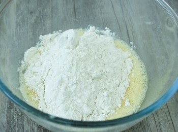 step1: 先打發雞蛋，然後篩入麵粉