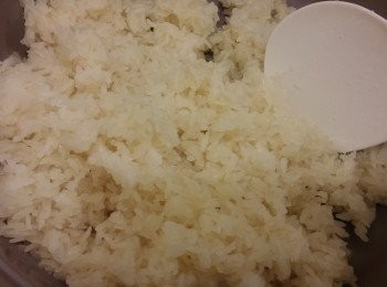 step2: 油炸鬼一條開八備用,
炸菜切片浸半小時後切粒,用白鑊炒炸菜
加糖炒到乾身備用。