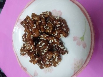 step5: 待涼後用厨紙印印油份。之後灑上已抄香架白芝麻。放密實盒及防潮包包。保質期約2星期。當然越早食越新鮮。