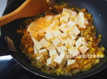 step3: 下豆腐煮熱，調味