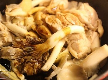 step6: 加入已混合好的生抽老抽魚露煮至雞脾上色