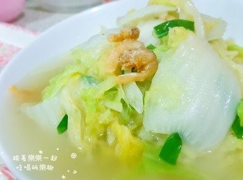 step3: 再將蒜頭、蝦米放入已熱好的油鍋中拌炒至有香味就可以把白菜入鍋拌炒，白菜剛下鍋不能馬上加水喔！因為白菜本來就有水分了會出水，先拌炒約5分鐘後，再加入水混合拌炒到熟，再將蔥花、鹽一起加入混合拌勻提味就完成了，美味的白菜蝦米就可上桌囉！