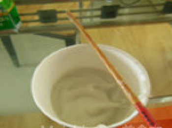 step6: 取些許地瓜粉，用生水打濕再沖進些許開水，調成漿糊狀