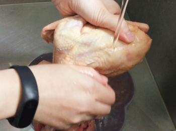 step1: 乳鴿洗淨。