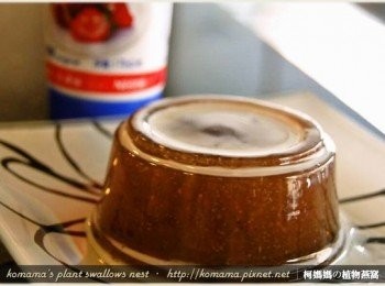 step3: 在黑木耳健康凍上，依照個人喜好、口感與耐甜度，酌量淋上雀巢鷹牌煉乳。