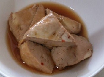 step3: 將豆干塊與調味料一同放入電鍋中，連煮兩次後，即可盛盤享用！