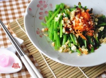 step6: 再淋上少許的素油膏就完成囉!是不是很輕鬆又簡單呢?更重要的是以略川燙方式料理保留了蔬菜的營養素，再用低溫煸香蒜末淋在菠菜上，增添了蒜香風味，讓川燙的青菜吃起來不會澀澀口感而無味~