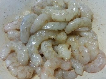 step1: 1)將中蝦脱殼挑腸。
2)洗淨抹乾水份。
3)用麻油及胡椒粉醃好後，放進雪櫃雪半小時。