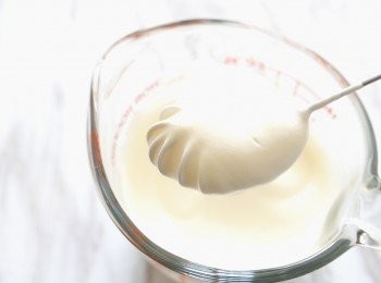 step19: 以打蛋器把淡忌廉打至不滴落的狀態。