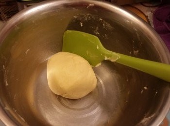 step1: 粉皮:
牛油攪拌成忌廉狀，加入練奶攪勻，再加入鹽攪勻，再篩入粉類，切拌均勻。放入雪櫃，備用。