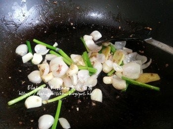 step5: 原鑊爆香乾蔥頭 , 蒜頭 , 蔥白有香味後 , 將雞回鑊及加入洋蔥