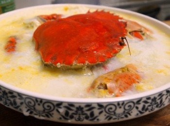 step1: 劏好蟹薑片墊底蒸6分鐘. 待涼後攞起蟹, 碟中汁液留用(A)