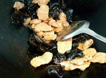step3: 加上黑木耳炒一兩分鐘