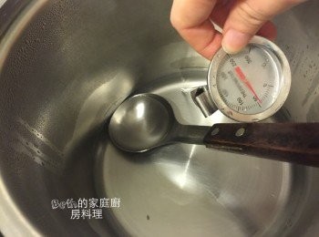 step3: 悶燒鍋內鍋加入少許水在瓦斯爐燒開，將稍後要使用的溫度計、湯勺放入用熱水燙過並擦乾；
內鍋放入悶燒鍋並蓋上蓋子，此步驟是讓悶燒鍋有溫度