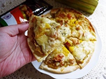 step8: 烤好後當然就是不囉嗦!!開動!! 用馬鈴薯泥加上咖哩醬自製披薩，口感層次超豐富，我家菀荽超愛♥