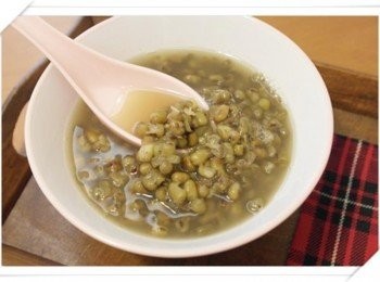 step7: 阿基師的做法真的簡單又快速耶~~而且綠豆好軟綿唷!!就是這個味道呀~~~綠豆湯真是個夏天消暑好聖品~~但其實我也愛熱熱的吃呢&gt;////