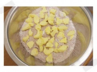 step1: 將麵粉和可可粉過篩混合均勻~ 然後加入奶油,鹽,糖,泡打粉!!