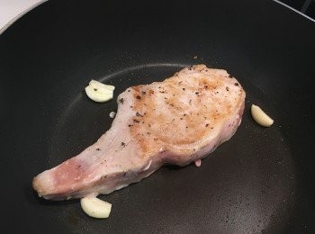 step1: 早一晚用半茶匙鹽、少許胡椒粉醃豬鞍
（如果唔夠時間，都可以用半小時醃豬鞍）