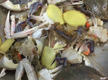 step8: 下蟹，加入酒、糖、鹽，小許豉油，