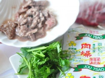 step2: 備料:牛肉片、香菜段、郭媽媽肉燥包、板條2片