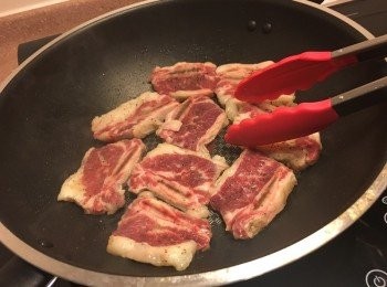 step7: 原鑊子中火加入牛仔骨先煎香一邊約2分鐘，後再反轉至兩邊轉色