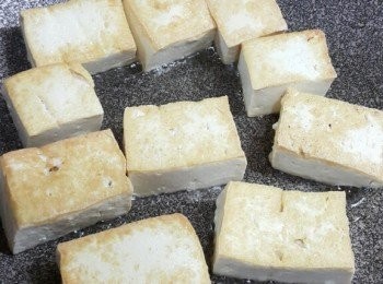 step4: 取出硬豆腐,,沖一沖水後切成細件,,燒熱鑊,,將豆腐索乾水份後,,用慢火煎至金黃,,盛起備用