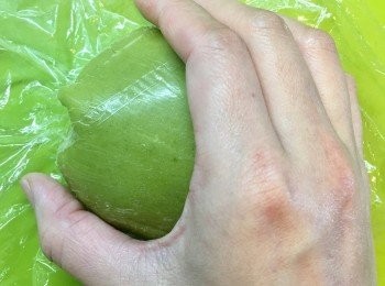 step13: 用手輕輕將將<span class="group_2">菠蘿皮</span>壓圓，之後撕走保鮮紙。

如果呢個step無保鮮紙，<span class="group_2">菠蘿皮</span>會痴哂上手！