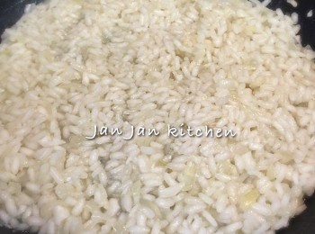 step3: 下清雞湯剛剛蓋到米粒，加蓋煮至差不多乾，又再加入清雞湯，重覆大概3-4次，大概煮15-20分鐘，完成前加入少量牛油及芝士撈勻，飯應該是有點濕潤的。
加蓋煮的原因是這樣比較快熟又可以用少一點的清雞湯，同不加蓋比，我覺得口感差不多。