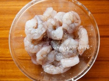 step1: 首先將蝦仁洗淨瀝乾後，加入1大匙的米酒與少許的鹽，稍微抓勻後放入冷藏醃製30分鐘。
