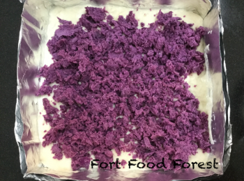 step12: 平均倒入<span class="group_1">紫薯蜜糖蓉</span>