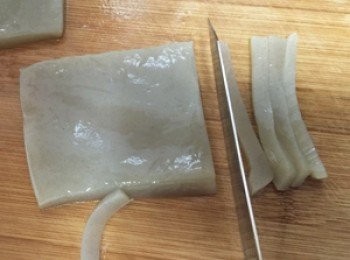 step2: 蒟蒻墨玉板洗淨後，剖半後切成小條狀 ; 韭黃、芹菜、青蔥、香菜切段 ; 魚板、紅蘿蔔切絲備用。