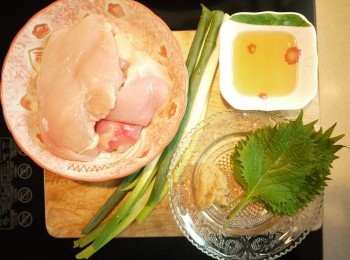 step1: 竹串先泡冷開水、青蔥切細末、紫蘇葉捲起切細絲備用