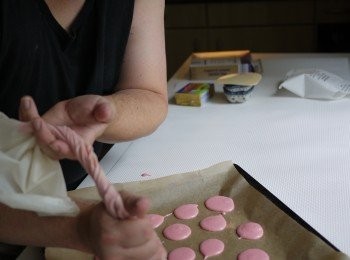 step2: 混合後將「糖漿狀」以圓點方式(約直徑2.5公分大小)均勻分佈擠出。