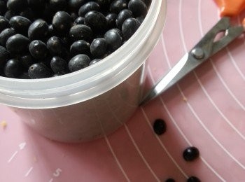 step13: 將一粒黑豆用較剪剪開兩邊做眼