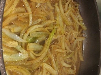 step4: 再加上湯在咖哩洋蔥內,大約蓋過洋蔥巳經足夠。約煮幾分鐘令到洋蔥入味。