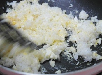 step3: 用鍋鏟把他們混和拌炒~~接著撒上些許鹽及黑胡椒調味!!! 將飯倒入一容器(像富士山形狀)..緊緊地將飯壓緊倒扣在盤中就完成啦!!