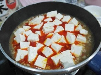 step7: 水滾後加豆腐下去煮約5-8分鐘即完成:)