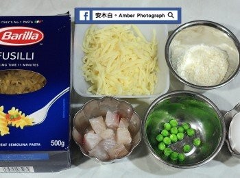 step1: 準備<span class="group_1">食材</span>。鯛魚，切成一口大小。