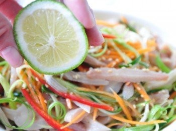 step4: 再滴上數滴新鮮檸檬汁..增加香氣與微酸更能促進食慾