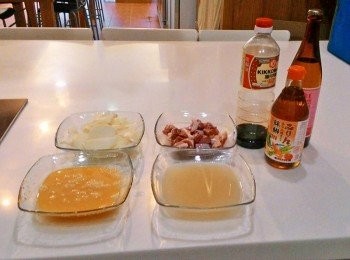 step1: 去骨雞腿肉切小塊，洋蔥切絲，蛋打散，備用。