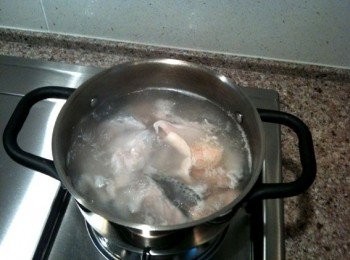 step2: 接著取出豆腐，倒入水清，再放入薑片熬20-30分鐘。