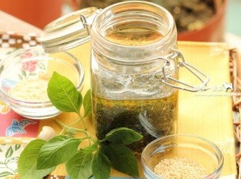 step5: 打好後的青醬放入罐中，表面再淋上薄薄一層能蓋過青醬表面的橄欖油，密封冷藏保存。