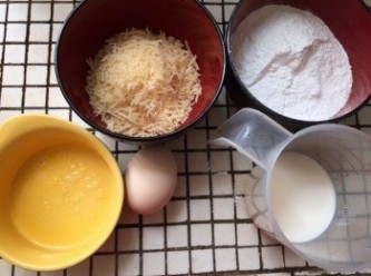 step1: 1)將糯米粉加入牛油溶液, 牛奶, 鹽及蛋攪勻